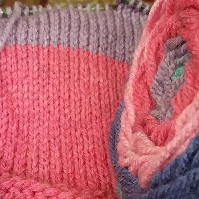 Coming along #caroncakes #knitting #poncho