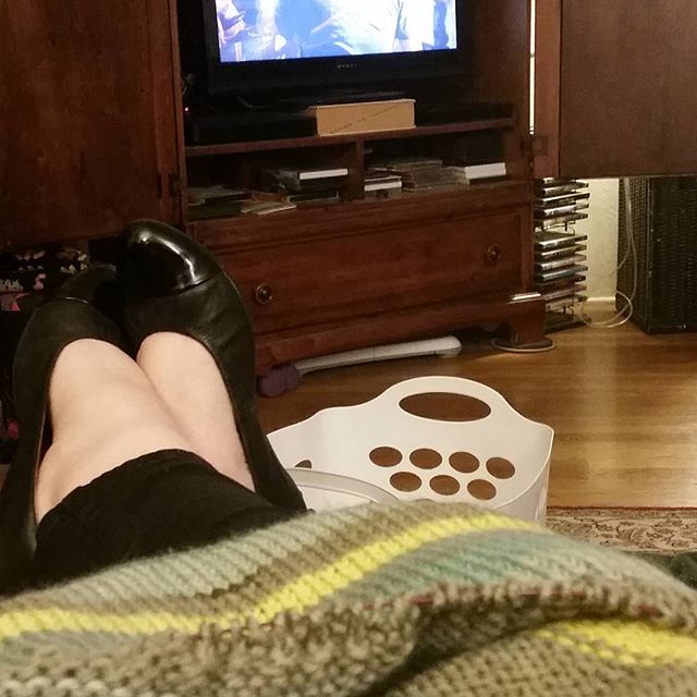 Here's my day in a nutshell: knitting, laundry and a new show on Netflix, "The Indian Detective." Good so far!